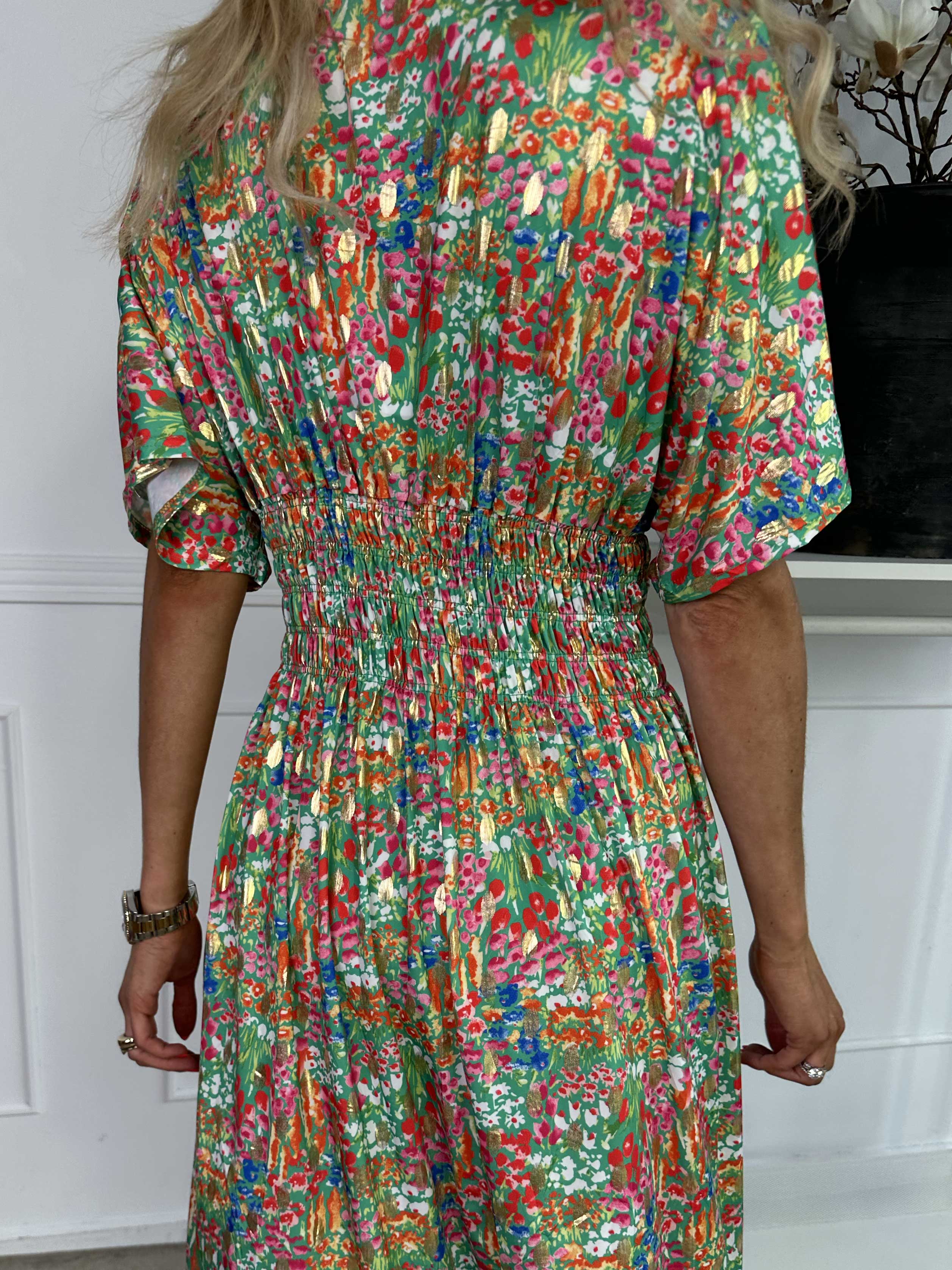 Pams Multi Flower Short - Elastisk klänning i blommigt tryck med gulddetaljer